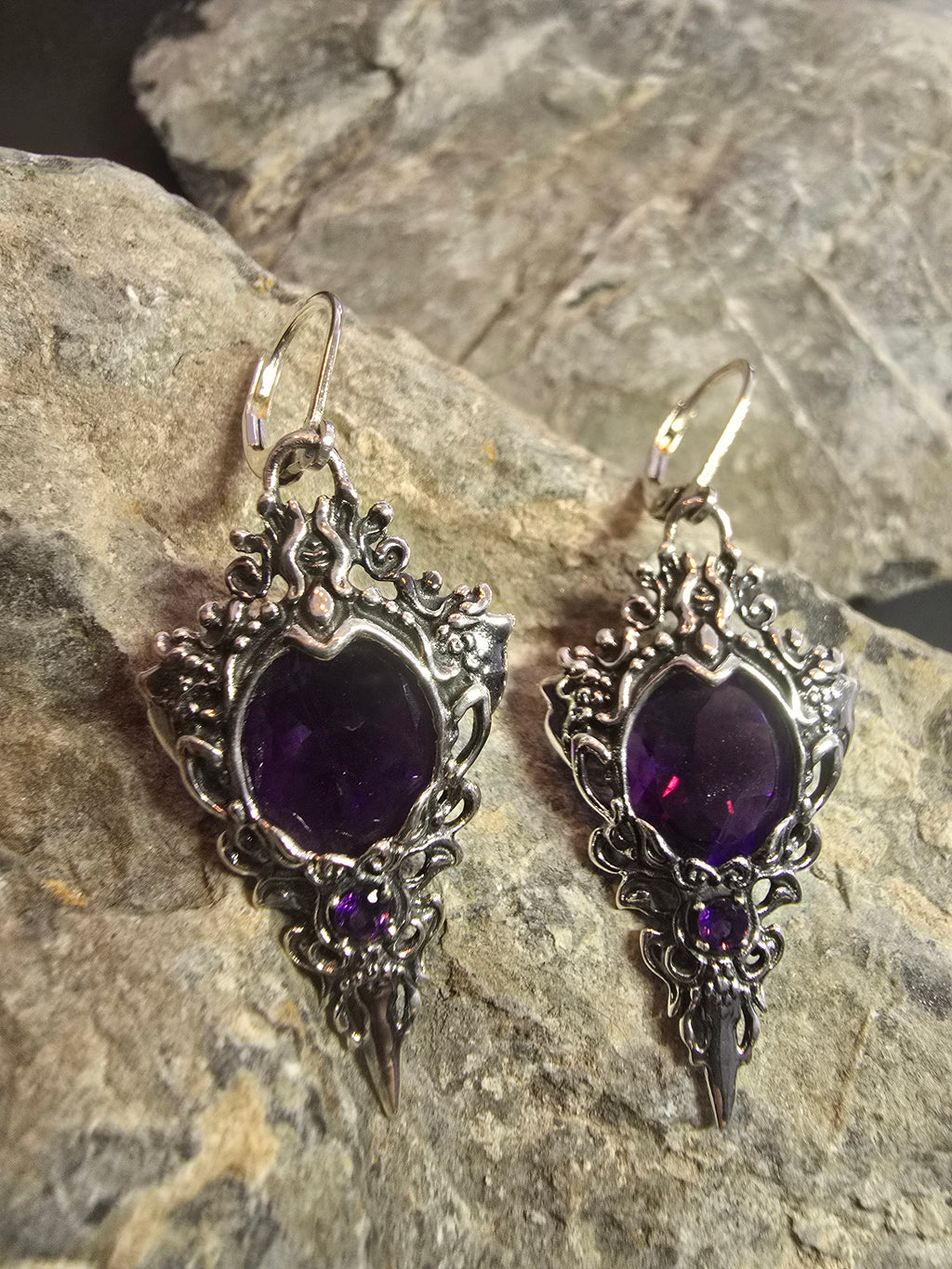 Ravencrest Earrings | Silver plated