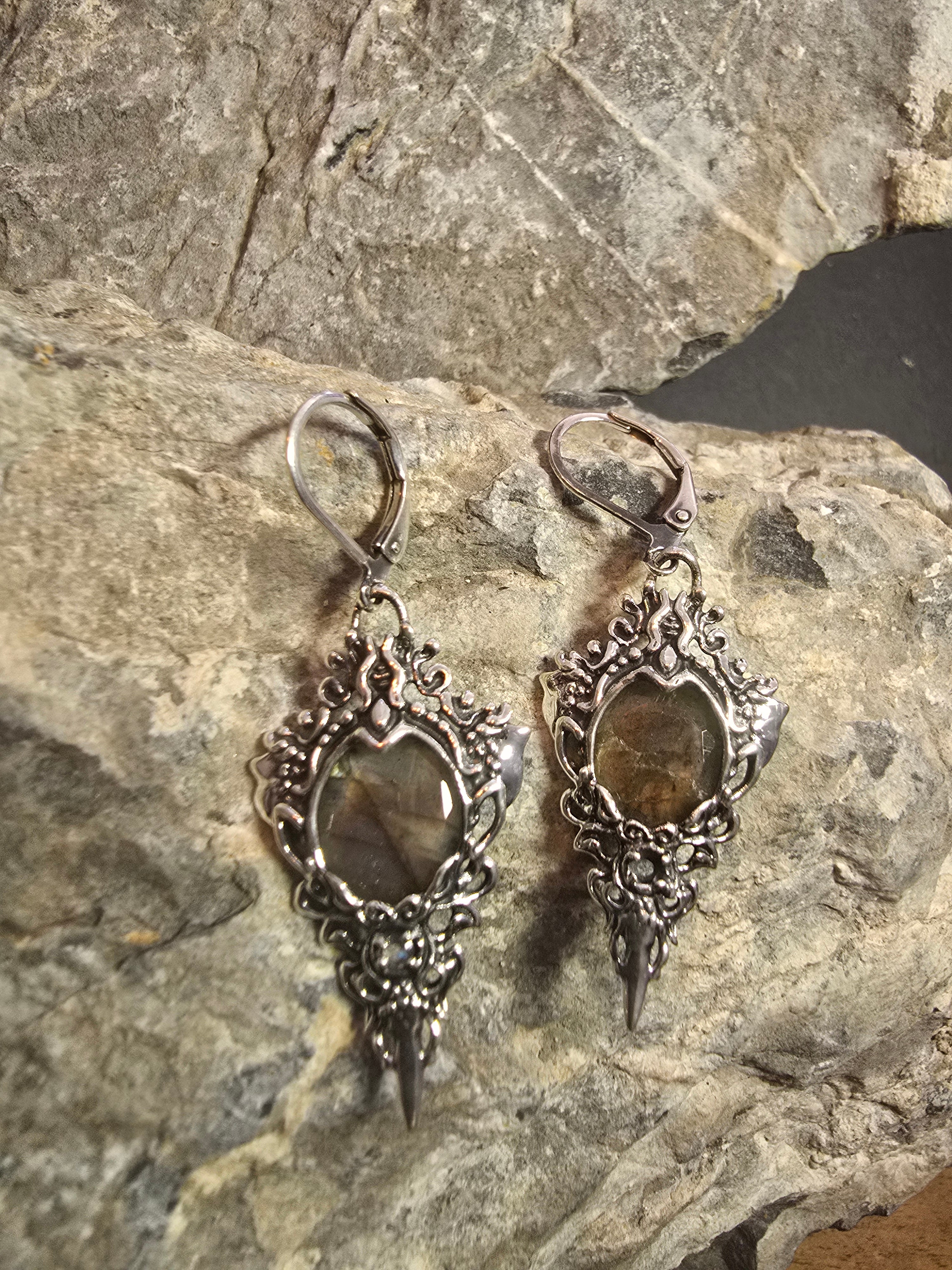 Ravencrest Earrings | Silver plated