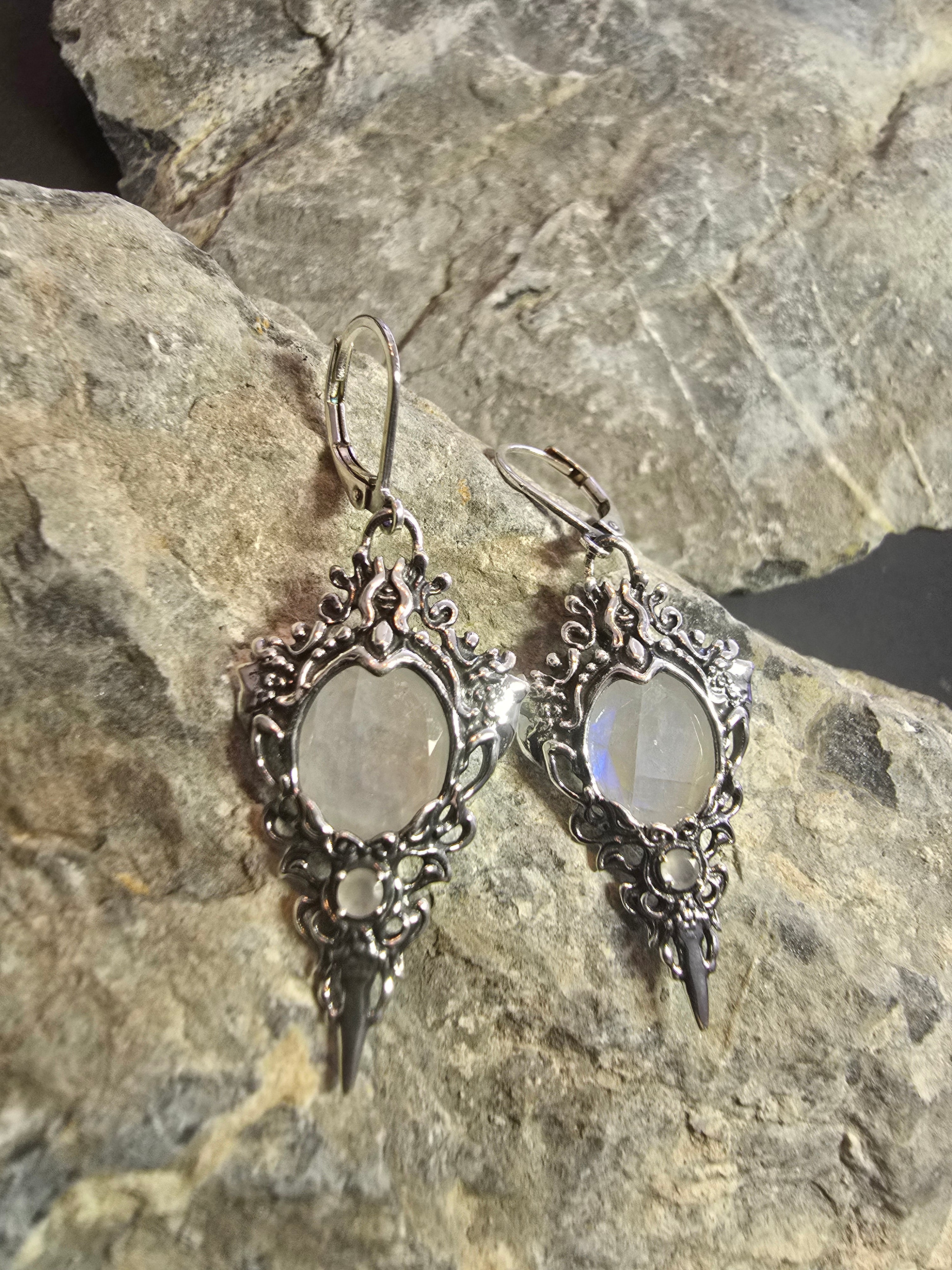 Ravencrest Earrings | Silver plated